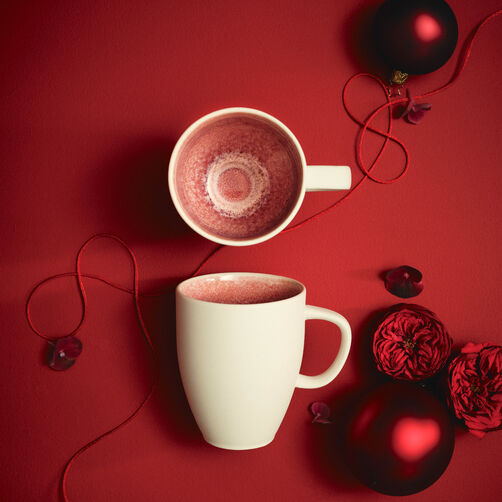 Rosenthal Junto Rosequartz Becher auf dunkelrotem Hintergrund und mit dunkelroten Kugeln und Bl&uuml;ten dekoriert