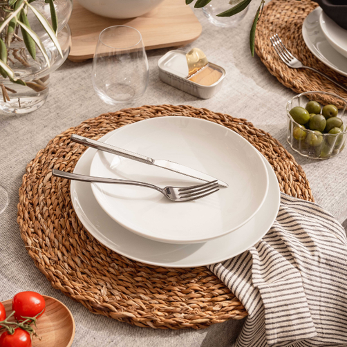 Thomas Cucina Thomas Cucina - Weißes Geschirr-Set auf gedecktem Tisch