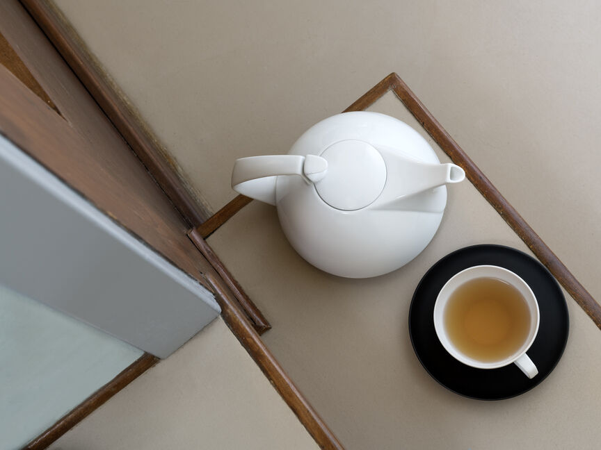 TAC-Geschirr von Rosenthal in einer modernen B&uuml;roumgebung, die eine designorientierte, professionelle Inneneinrichtung unterstreicht.