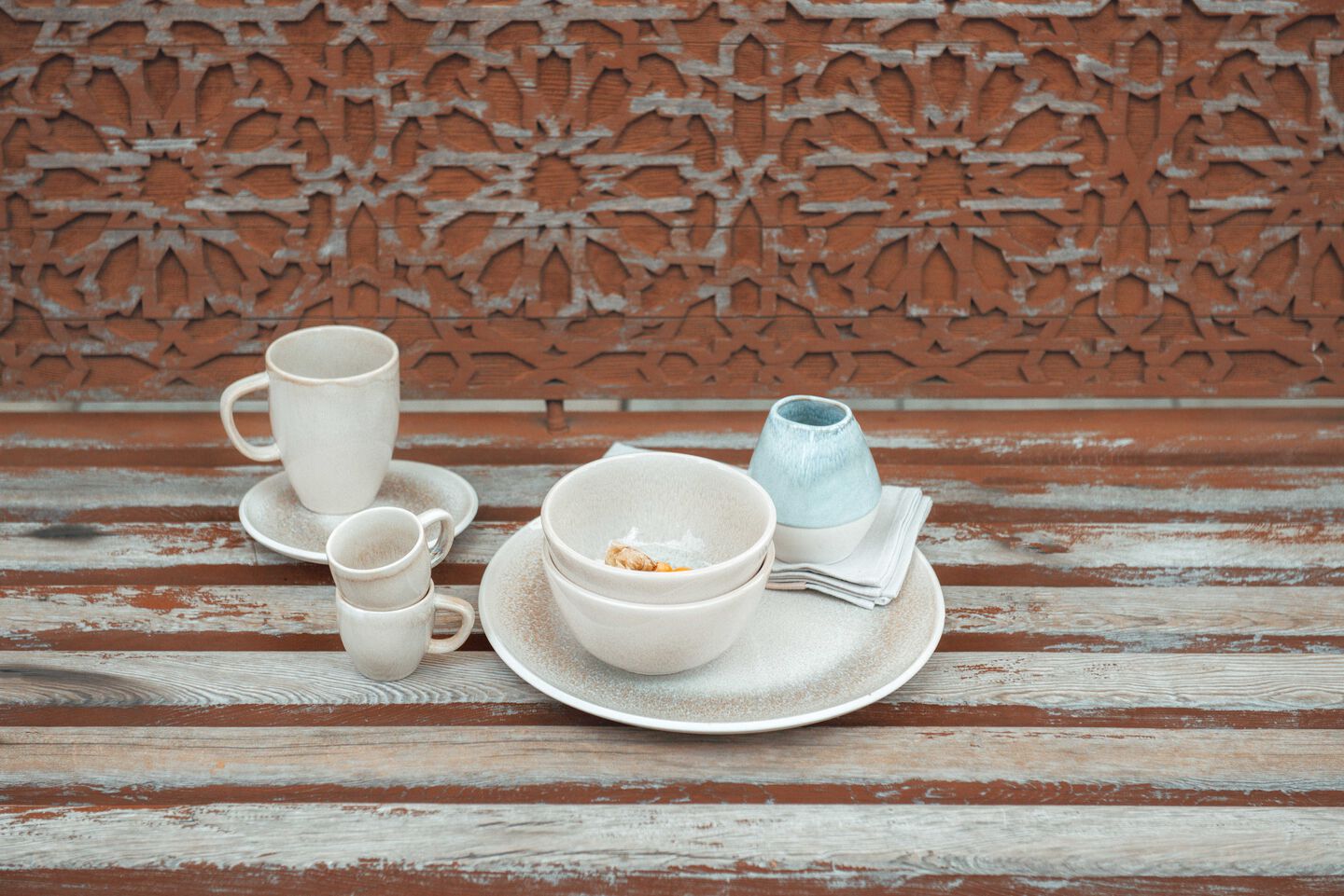 Tasses &agrave; caf&eacute; et mugs Rosenthal de diff&eacute;rentes formes &ndash; de la tasse haute et &eacute;lanc&eacute;e avec anse &agrave; la petite tasse &agrave; espresso en passant par la tasse g&eacute;n&eacute;reusement arrondie &ndash; dispos&eacute;s sur une table en bois rustique.