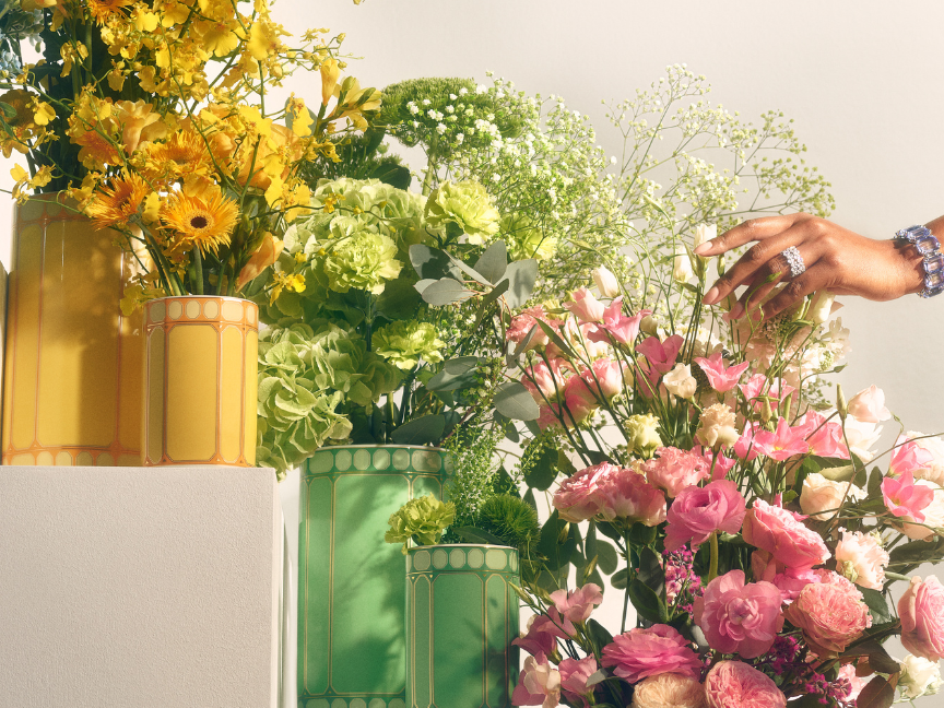 Gelbe, grüne und rosafarbene Blumen in Rosenthal Vasen auf Treppe, Hand arrangiert Blüten