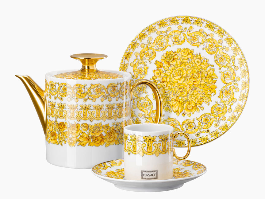Versace Medusa von Rosenthal Kaffee-Set in Wei&szlig; und Gold mit opulentem Barockdekor und zentralem Medusa-Motiv, bestehend aus Kaffeekanne, Tasse mit Untertasse und Speiseteller auf hellem Hintergrund.