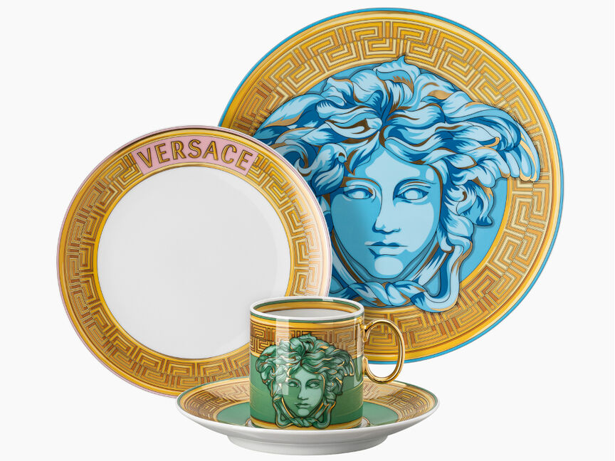 Versace Medusa von Rosenthal Kaffee-Set mit Speiseteller, Tasse und Untertasse in Gr&uuml;n, Blau, Wei&szlig; und Gold, mit M&auml;anderbord&uuml;re und markantem Medusa-Motiv auf hellem Hintergrund.