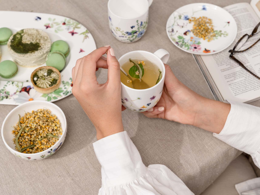 Florale Tassen, Teller und Schalen zur Tea-Time mit Bone China Porzellan von Rosenthal angerichtet.