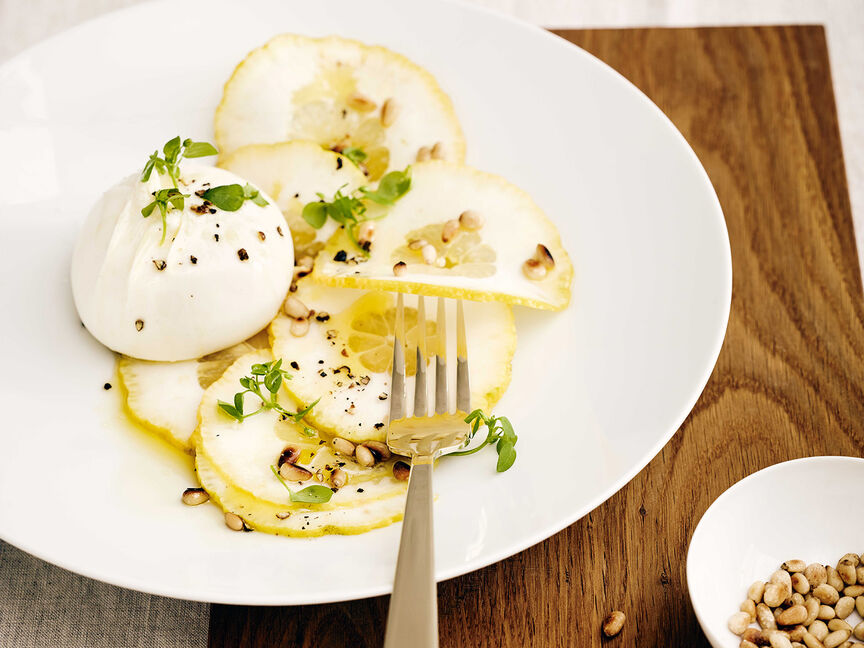 Nahaufnahme des TAC Allround Tellers, der mit Mozarella und Zitronenscheiben angerichtet ist.
