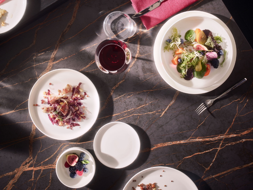 Draufsicht auf einen elegant gedeckten Tisch mit Bone China Porzellan von Rosenthal.