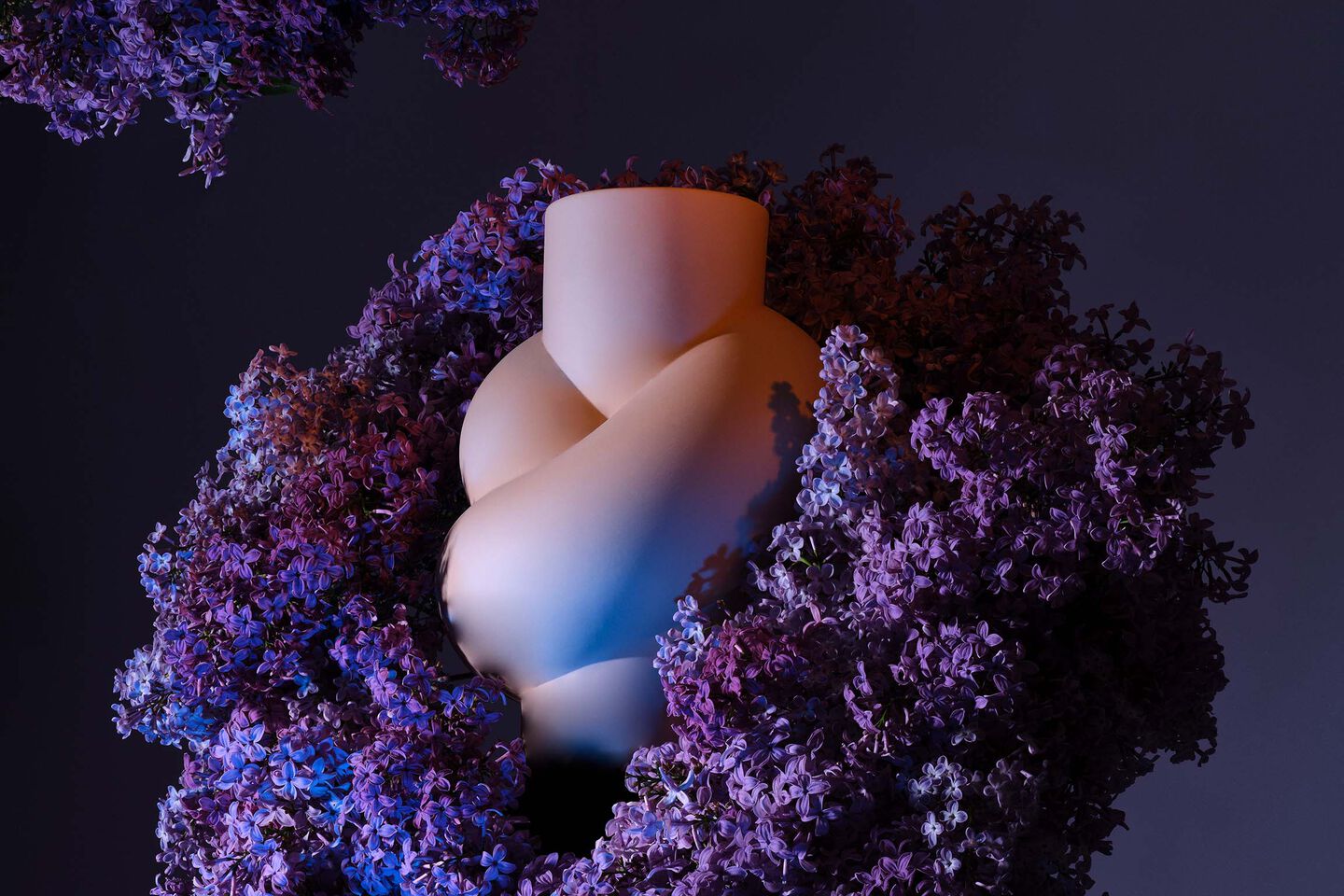Node Cameo mit Hyazinthen Node Cameo Vase umschlungen von lila Hyazinthen vor einem dunkellila Hintergrund.