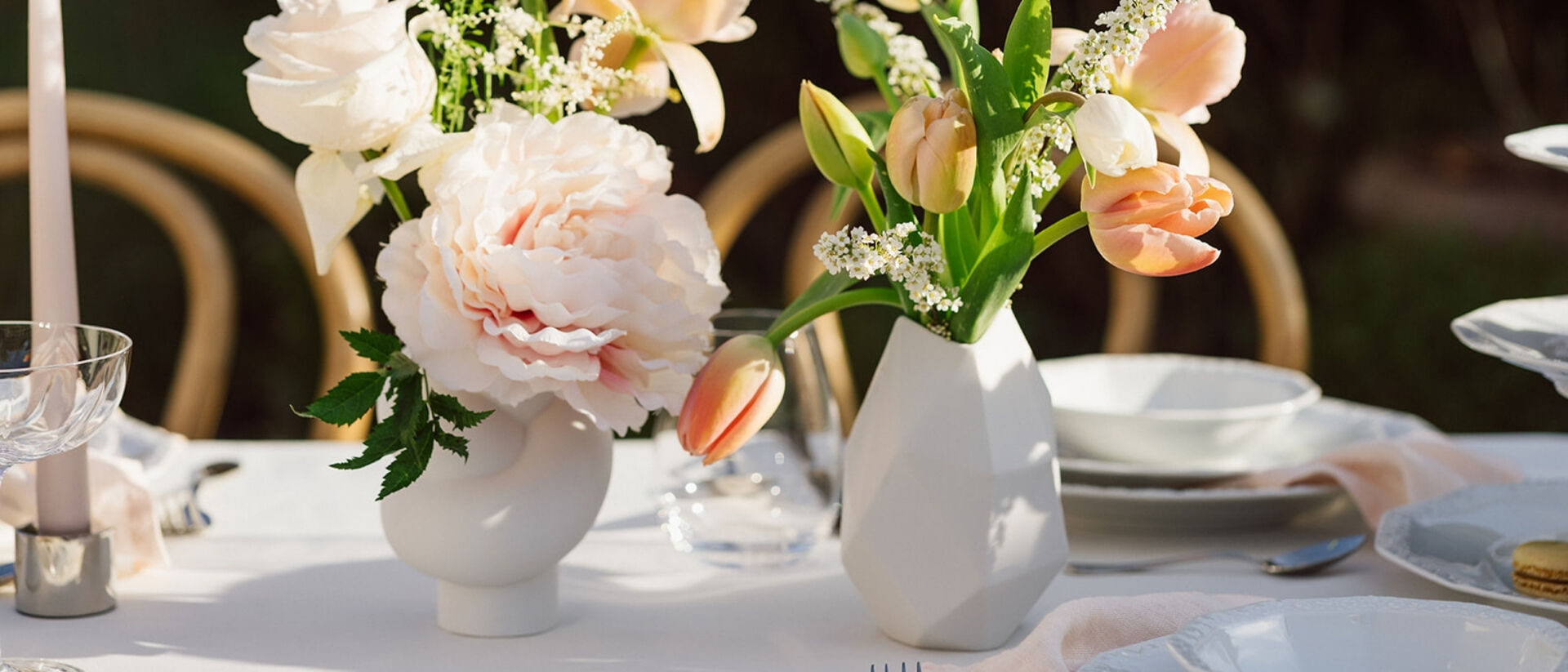 Stilvoll gedeckter Hochzeitstisch mit Rosenthal-Geschirr in zarten Farben, kombiniert mit nat&uuml;rlichen Materialien und floralen Arrangements.