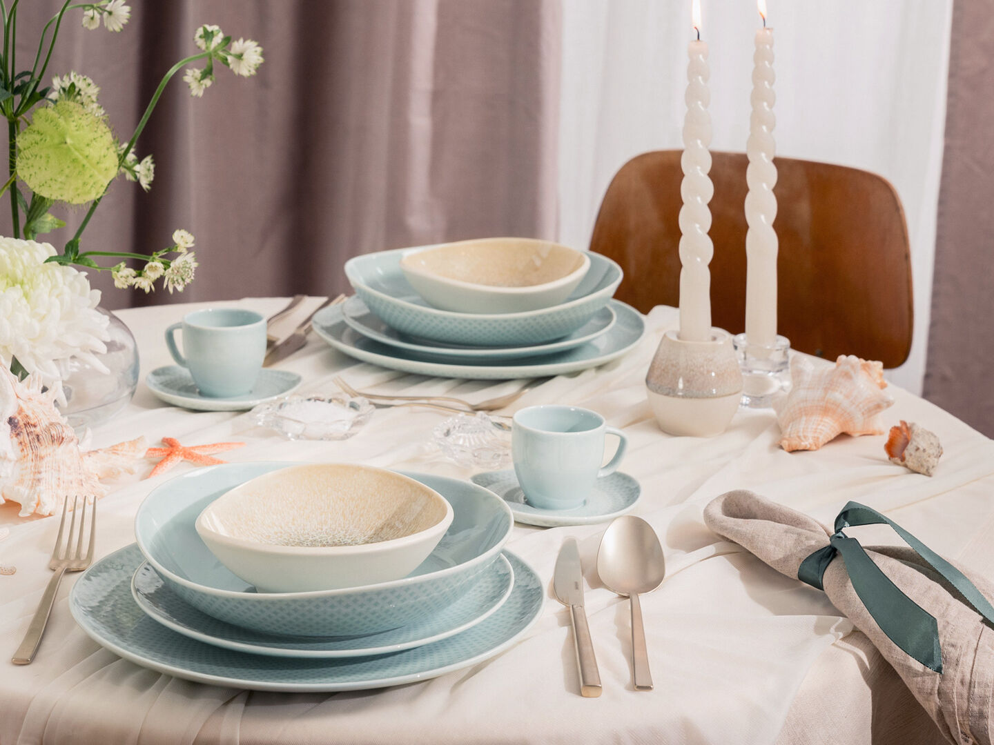 Hochzeitstisch mit Rosenthal Junto Aquamarine und Dune gedeckt in maritimer Atmosph&auml;re