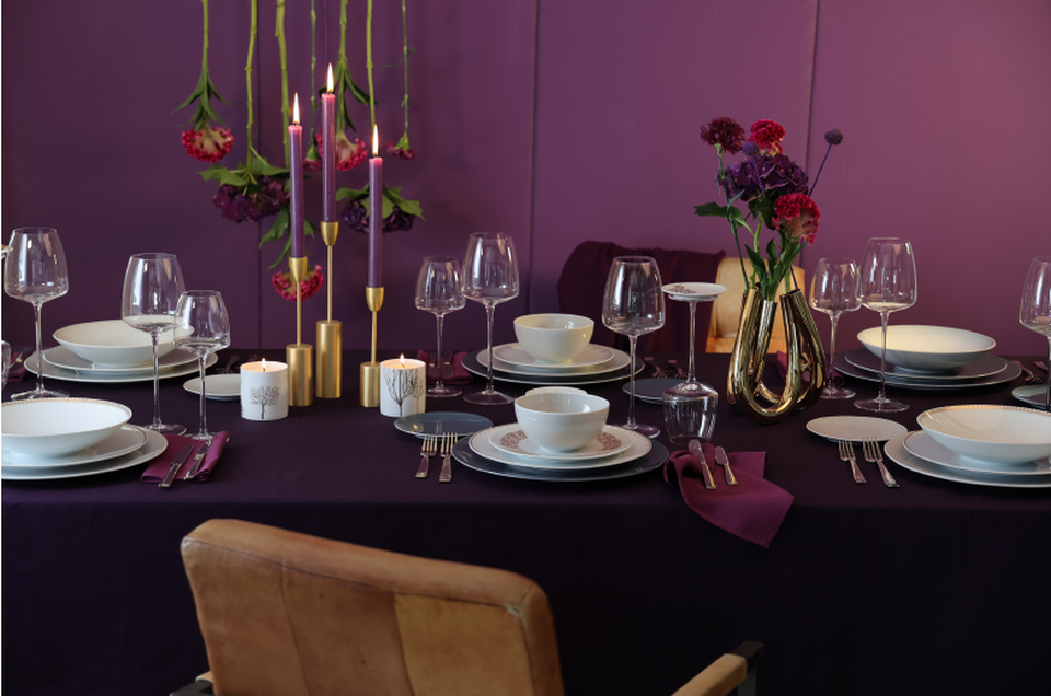 Festlich gedeckter Tisch mit Rosenthal TAC Geschirr auf einer lila Tischdecke mit golder Tischdekoration