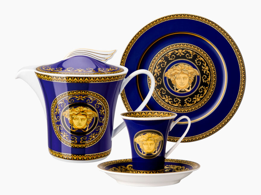 Versace Medusa von Rosenthal Kaffee-Set in Kobaltblau, Schwarz und Gold mit reich verzierter Barockbord&uuml;re und zentralem Medusa-Motiv, bestehend aus Kaffeekanne, Tasse mit Untertasse und Speiseteller auf hellem Hintergrund.