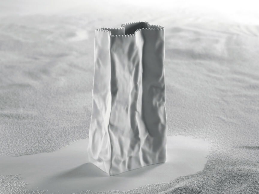 Rosenthal Tütenvase von Tapio Wirkkala vor weißem Hintergrund mit Sand