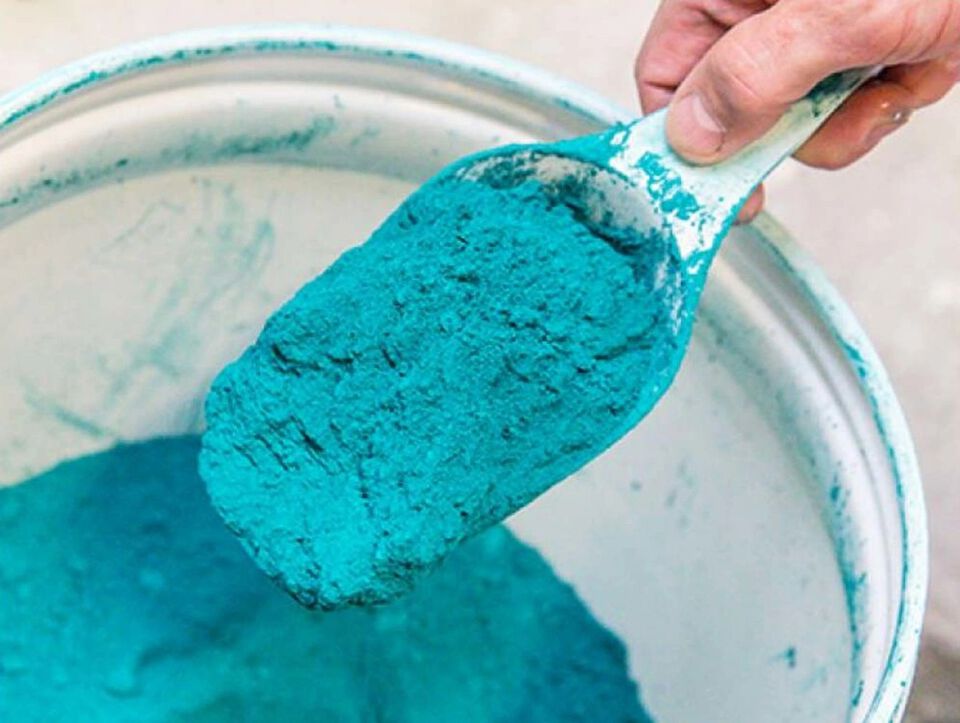 Porzellan Produktion Farbpigmente Türkisfarbige Pigmente in Pulverform zur Färbung von Porzellan in einem Eimer mit Schaufel herausgehoben
