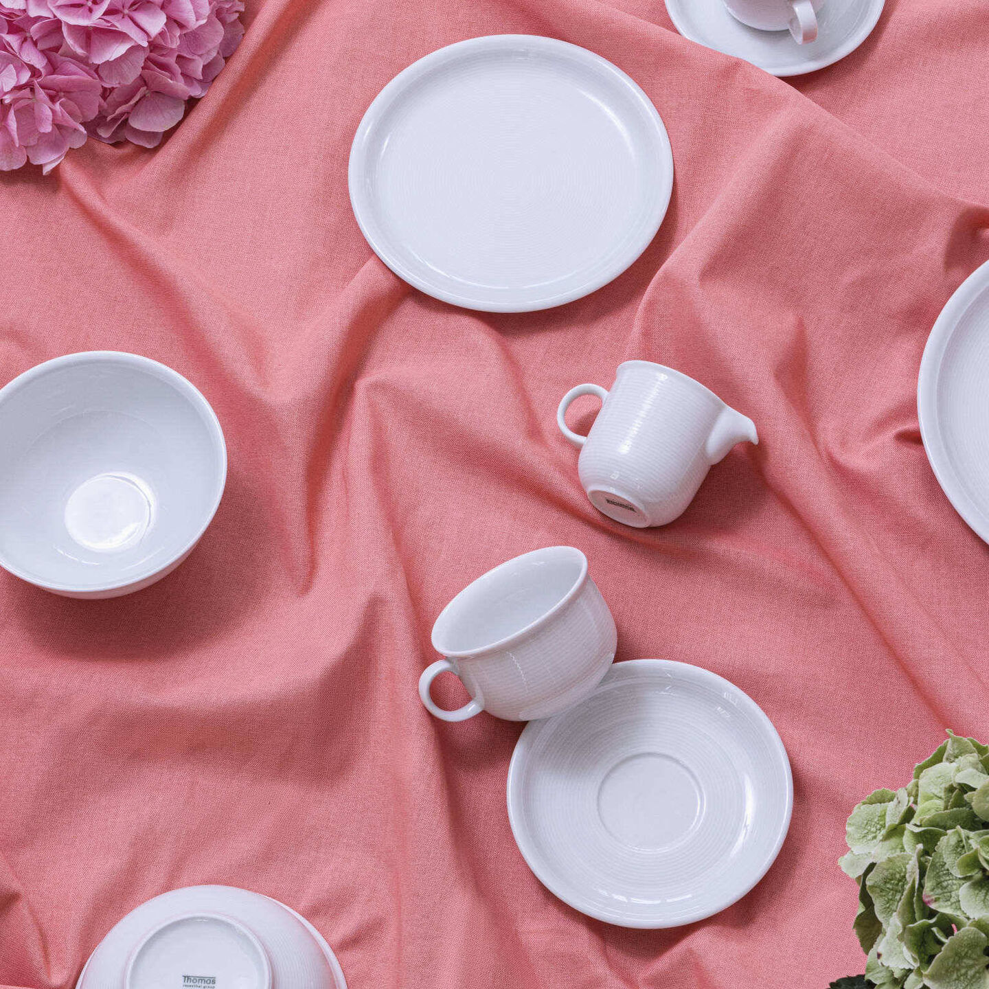Thomas Trend Kollektionsstücke auf einer pinken Tischdenke