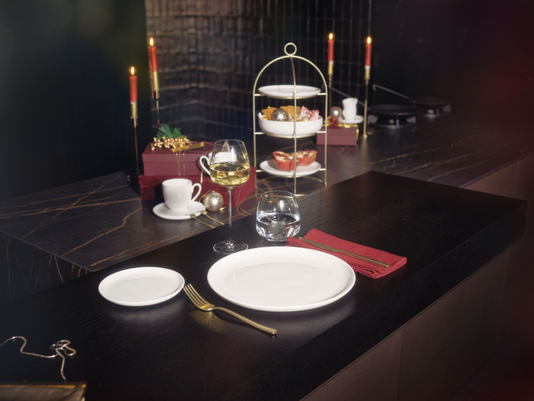 Modern inszenierter Tisch mit Bone China Porzellan von Rosenthal: Puristische wei&szlig;e Teller, feine Tassen und elegante Details schaffen ein stilvolles Ambiente f&uuml;r besondere Genussmomente.