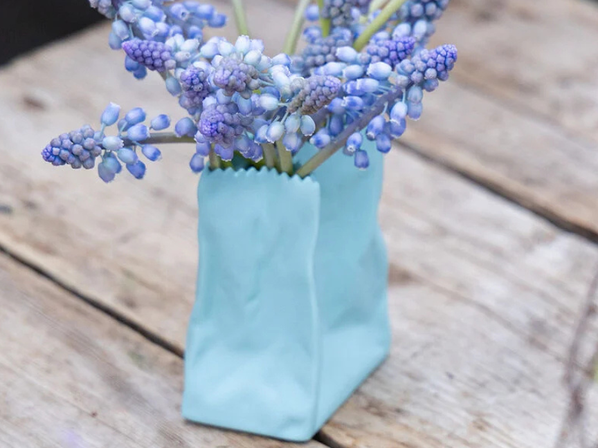 Tütenvase von Rosenthal in Blau mit Blumen