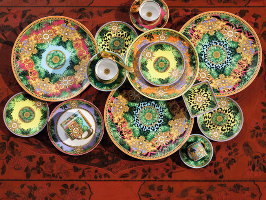 Luxuri&ouml;ses Rosenthal meets Versace Geschirr mit farbenfrohen Barock-, Dschungel- und Medusa-Motiven, kunstvoll arrangiert in einer opulenten Tischinszenierung.
