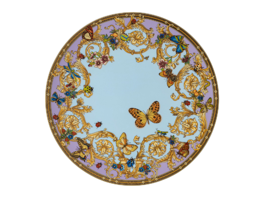 Teller aus der Kollektion „Le Jardin de Versace“ von Rosenthal mit goldenen Barockornamenten, Schmetterlingen und floralen Elementen auf hellblauem Grund.