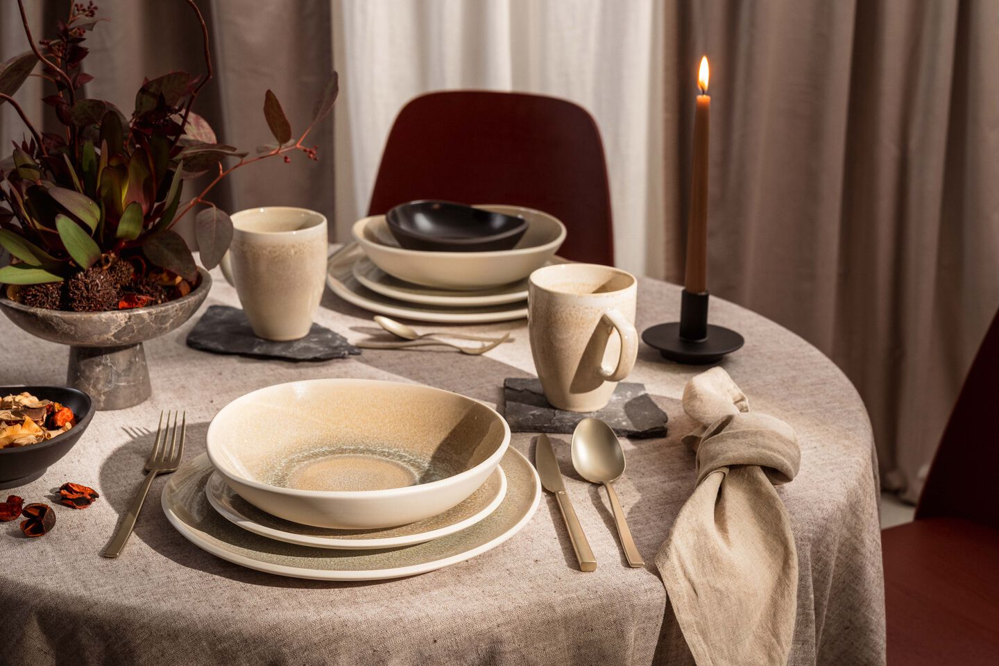 Tasses &agrave; caf&eacute; Rosenthal dispos&eacute;es sur une table dress&eacute;e avec la vaisselle assortie.