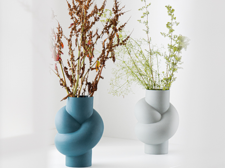 The Node vase by Martin Hirth for Rosenthal in blue and white, with floral decorations.