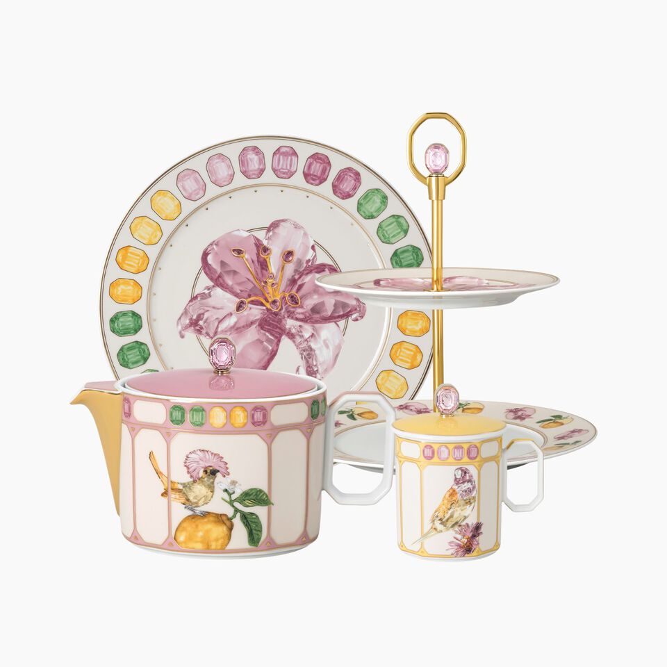 Rosenthal Porzellanserie Idylia mit Swarovski-Kristallakzenten, bestehend aus Teekanne, Tassen, Etagere und Tellern mit floralen und tierischen Motiven