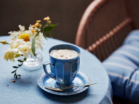 Maria Dream blue Becher mit Henkel auf einem Tisch