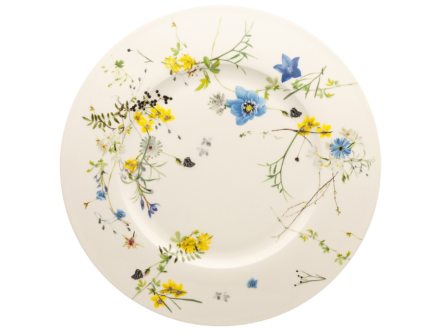 Teller aus der Serie „Brillance Fleurs des Alpes“ von Rosenthal mit filigranem Blumenmotiv in Gelb, Blau und Grün auf weißem Porzellan.