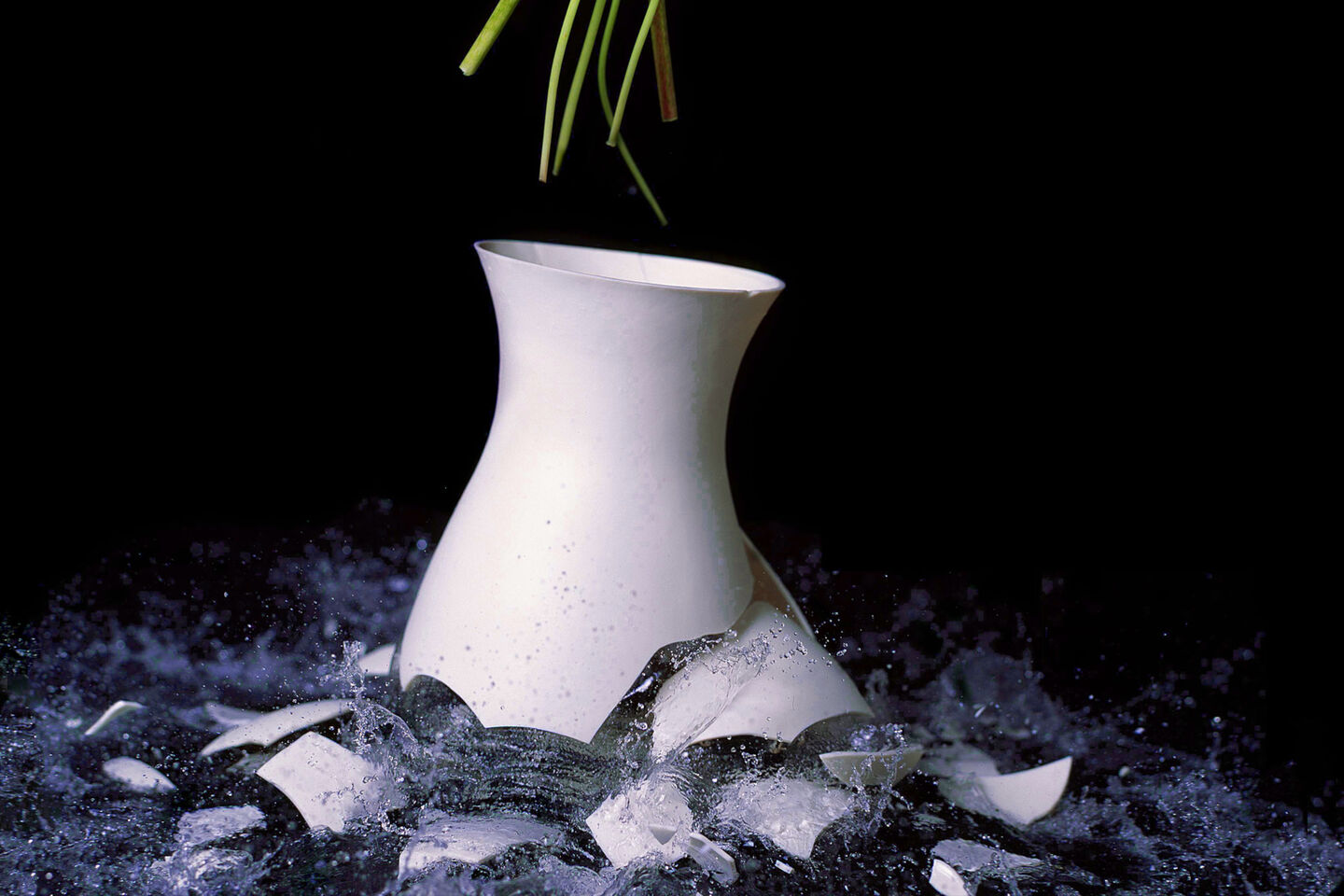 Broken Rosenthal vase in a stylised composition – symbolic image for the breakage guarantee.