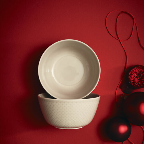 2 Junto Soft Shell M&uuml;slischalen seitlich und von oben auf rotem Hintergrund mit Weihnachtskugeln