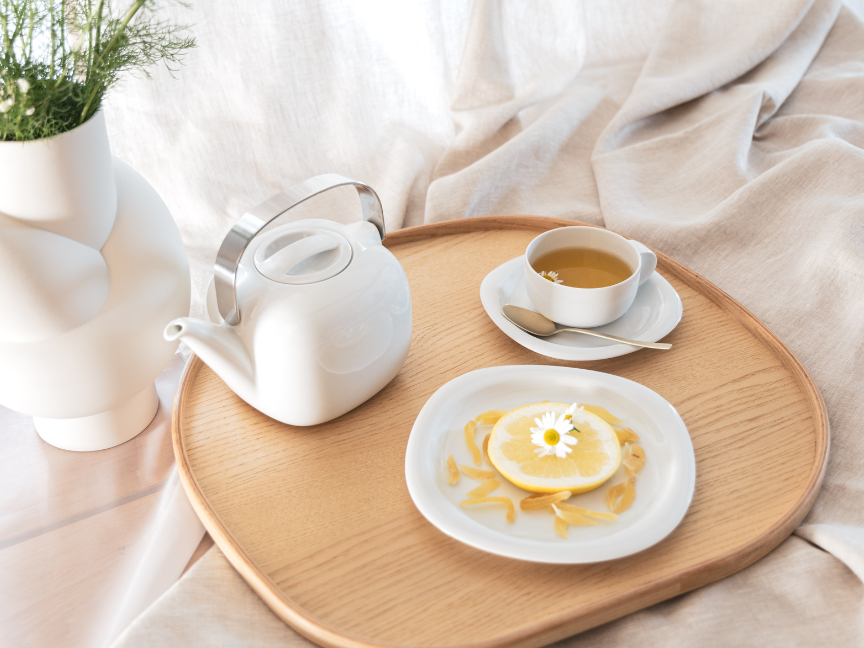 Extravagantes Rosenthal Suomi Geschirr mit ikonischer Teekanne, Tasse und Teller in minimalistischer Tischinszenierung mit nat&uuml;rlicher Eleganz.