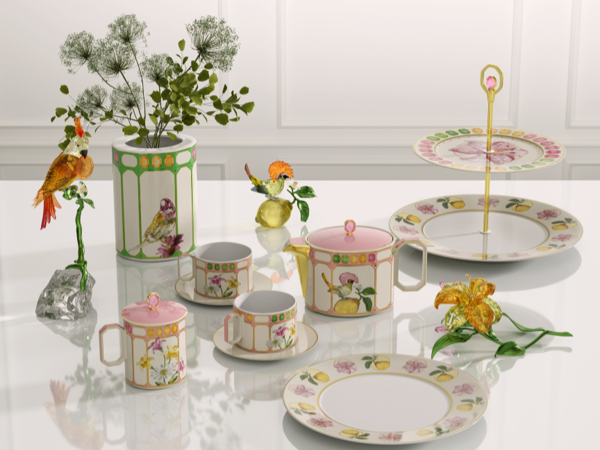 Luxuri&ouml;ses Rosenthal x Swarovski Geschirr mit floralen Motiven, Kristallakzenten und pastellfarbenem Teeservice in einer eleganten Tischinszenierung.