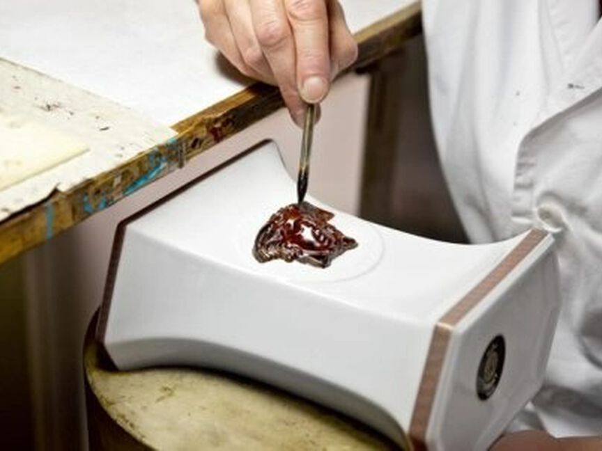 Porzellanproduktion Handmalerei Der Medusenkopf wir per Hand mit einem Pinsel in ungebranntem Zustand bemalt