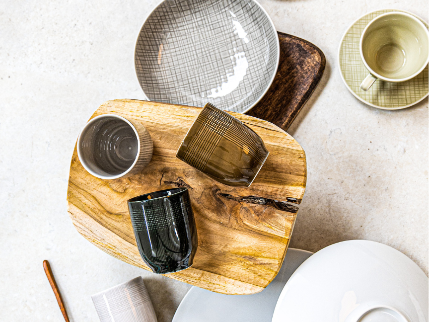 Rosenthal Mesh bunte Kaffeetassen auf Holzbrett platziert