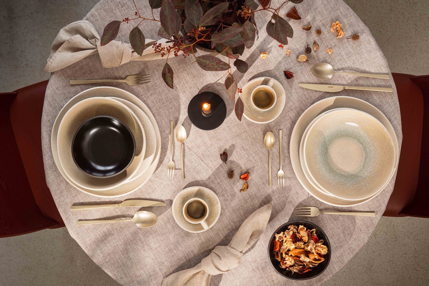 Tasses &agrave; caf&eacute; Rosenthal avec soucoupes assorties dispos&eacute;es sur une table ronde.