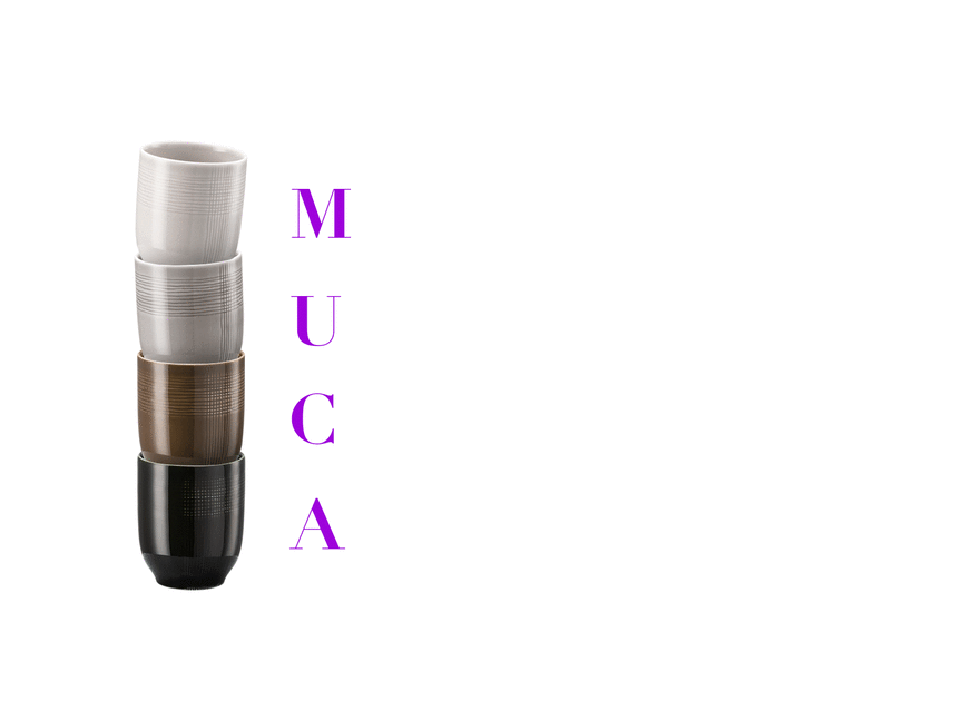 The four MUCA cups stacked one inside the other against a white background and standing next to an animation that lists the benefits of MUCA one after the other.