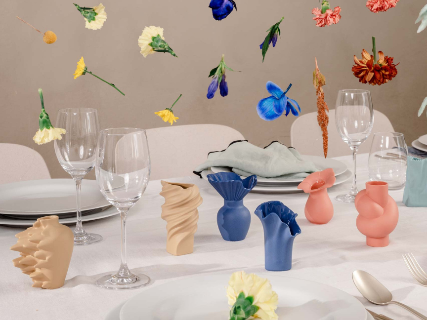 Rosenthal Miniaturvasen auf festlich gedecktem Tisch mit schwebenden Blumen