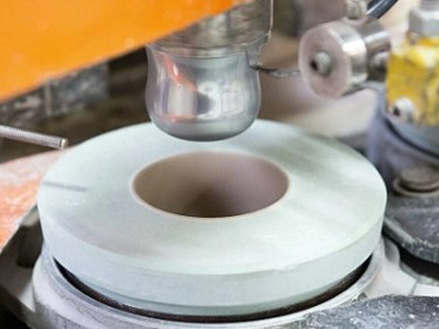Porzellanproduktion Drehen Darstellung des Drehprozesses anhand eines Bechers in der Porzellanproduktion