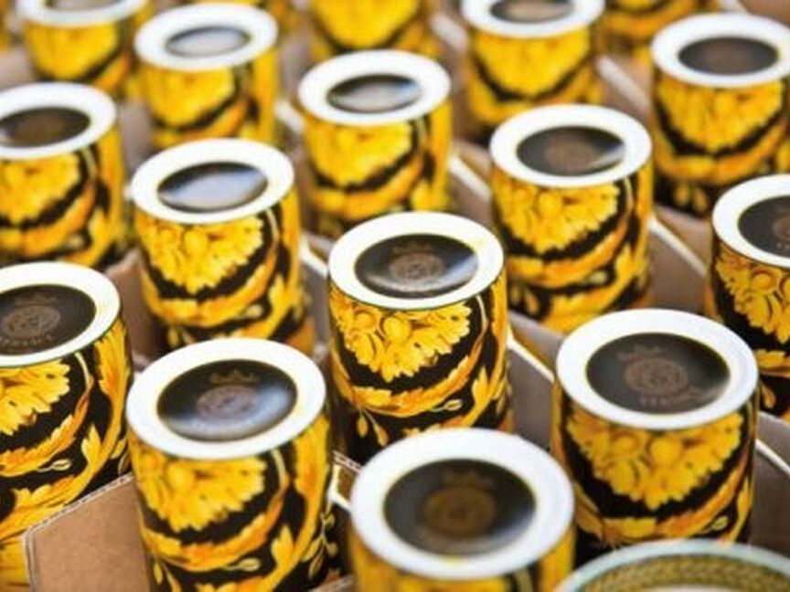 Porzellanproduktion Kombination matt-glänzend Darstellung der Bodenstempel von Rosenthal meets Versace Bechern