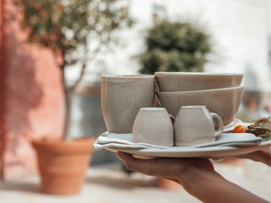 Tasses &agrave; caf&eacute; et bols Rosenthal aux formes &eacute;pur&eacute;es et organiques &ndash; de la forme bomb&eacute;e du bol &agrave; la tasse compacte sans anse &ndash; dans un aspect gr&egrave;s naturel et mat.
