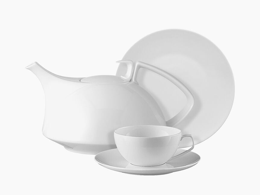 Modernes weißes Rosenthal-Porzellanservice bestehend aus Teekanne, Tasse mit Untertasse und Teller in minimalistischer Formensprache.