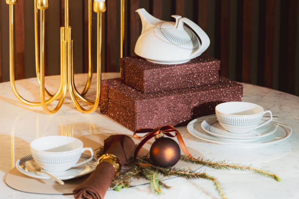 Rosenthal TAC Glitch Teeservice auf braunen Geschenkbox in weihnachtlicher Atmosphäre