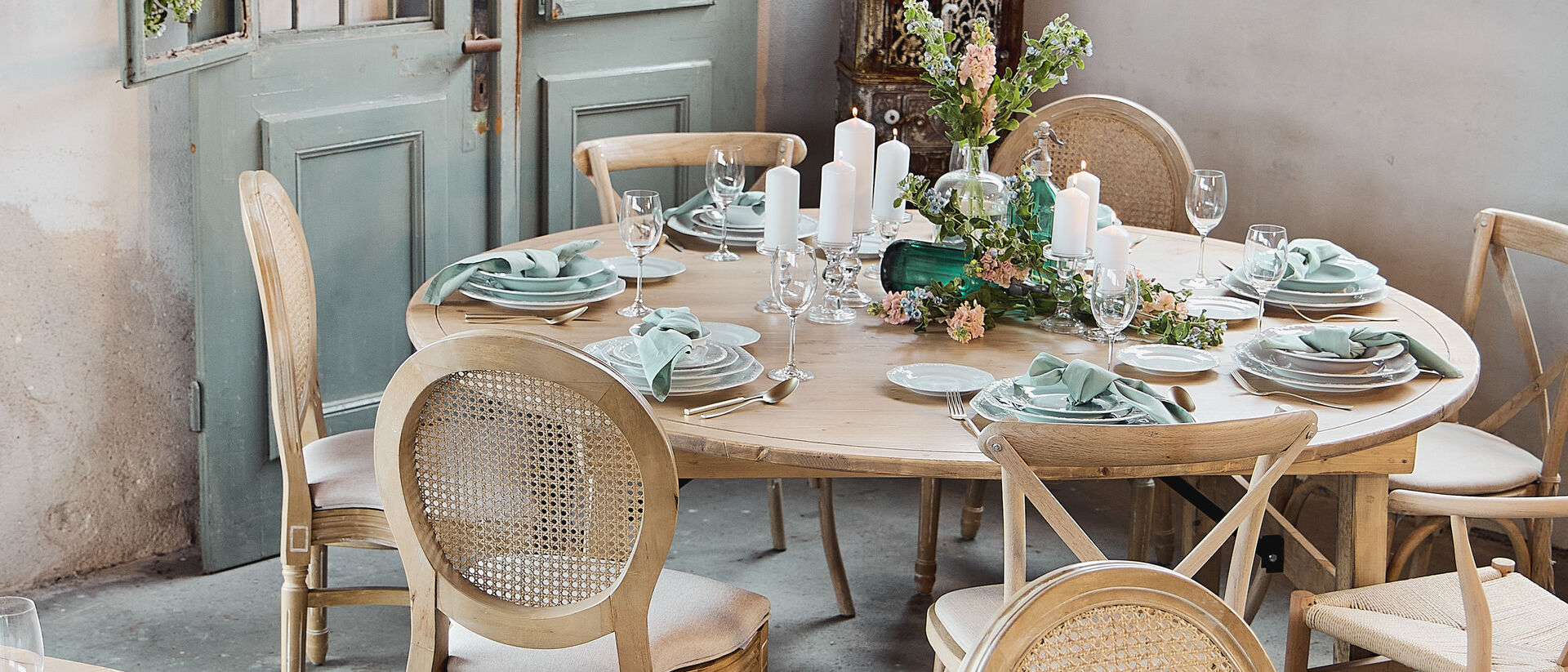 A stylishly laid wedding table featuring Rosenthal tableware in soft colours, combined with natural materials and floral arrangements.