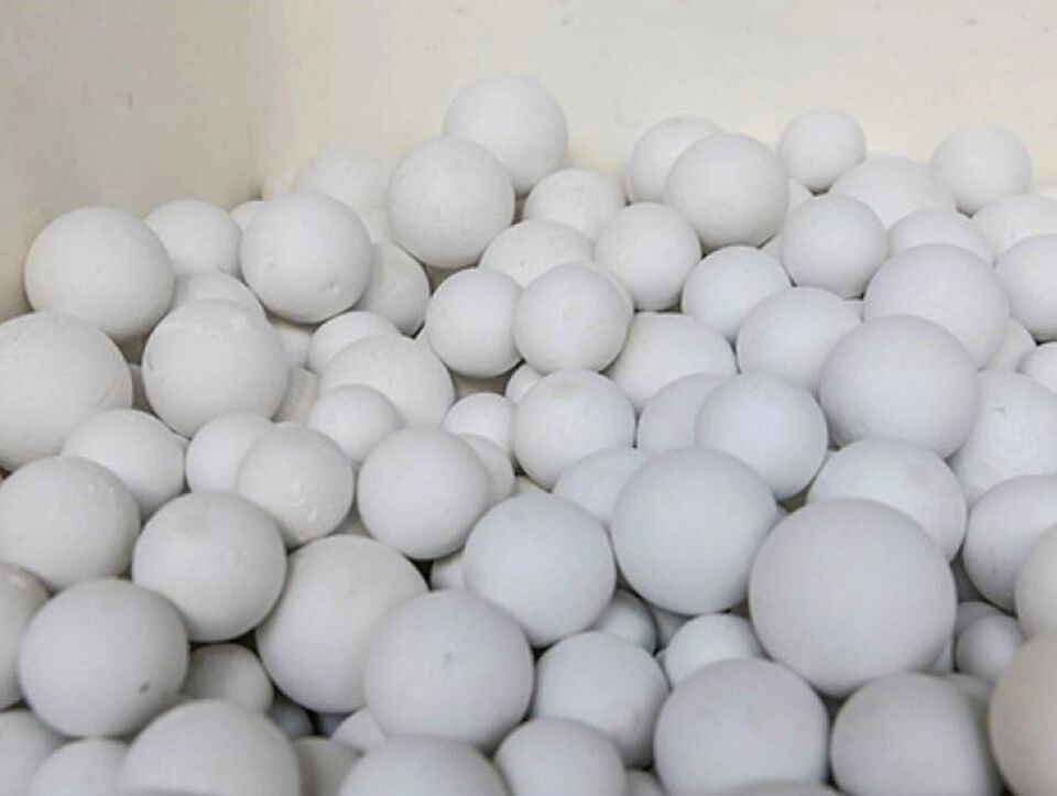 Porzellanproduktion Material Material zur Porzellanproduktion auf einem Haufen abgebildet