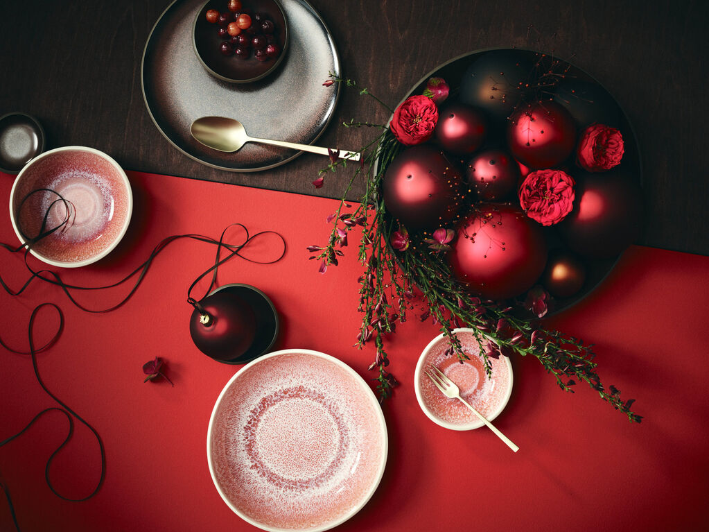 Verschiedene Junto Rose Quartz und Bronze Teller und Schalen von oben fotografiert und mit weihnachtlichem Dekomaterial gef&uuml;llt
