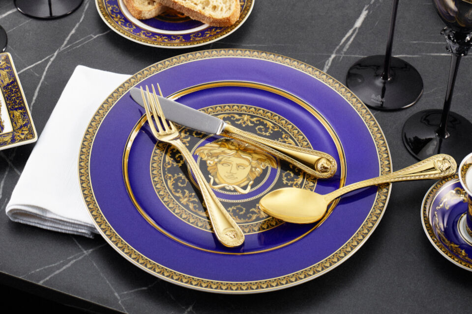 Rosenthal meets Versace Teller mit Medusa-Kopf