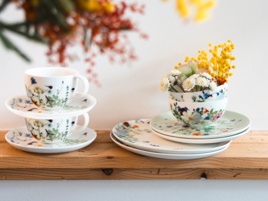 Stilvoll arrangiertes Bone China Porzellan von Rosenthal mit floralem Dekor: Elegante Tassen, Teller und Schalen verleihen der Tafel eine leichte, moderne Fr&uuml;hlingsatmosph&auml;re.