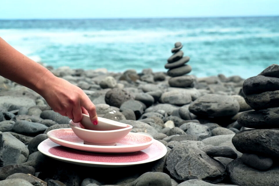 Outdoor-Geschirr Rosenthal: Junto Rose Quarz auf Steinen platziert am Meer