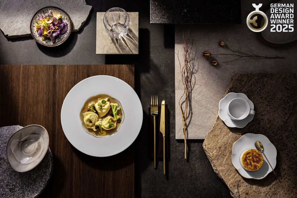 Zartes Porzellan, robustes Steingut und goldene Akzente veredeln wei&szlig;e Glasuren und Schalen aus geschleudertem Glas auf einem Tisch