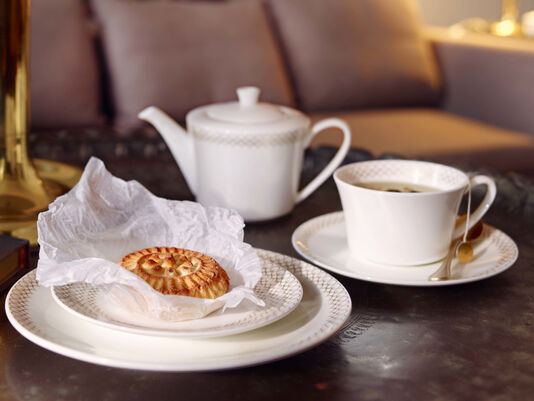 Teeservice von Rosenthal Jade Glam auf einem dunklen Tisch