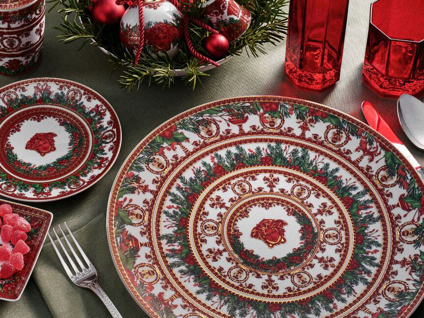 Teller mit weihnachtlichen rot-grünen Dekoren der Versace I love Baroque Holiday Kollektion